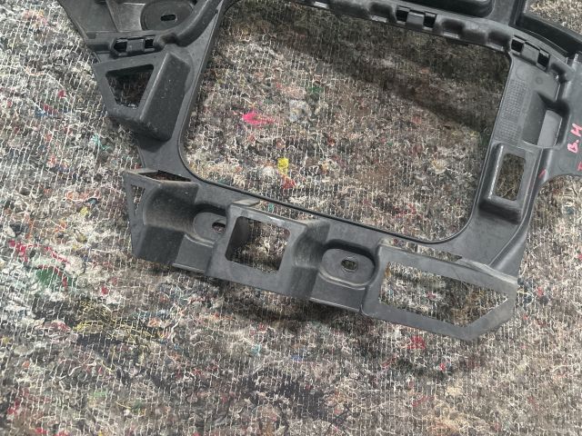 bontott VW TOUAREG Bal hátsó Oldal Lökhárító Tartó (Műanyag)