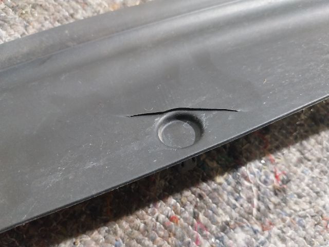 bontott VW TOUAREG Bal hátsó Sárvédő Gumi