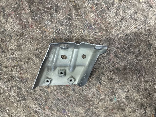 bontott VW TOUAREG Bal Sárvédő Oldaltartó