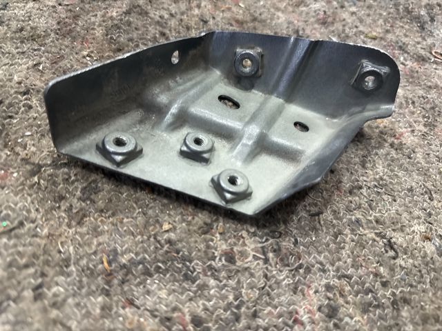 bontott VW TOUAREG Bal Sárvédő Oldaltartó