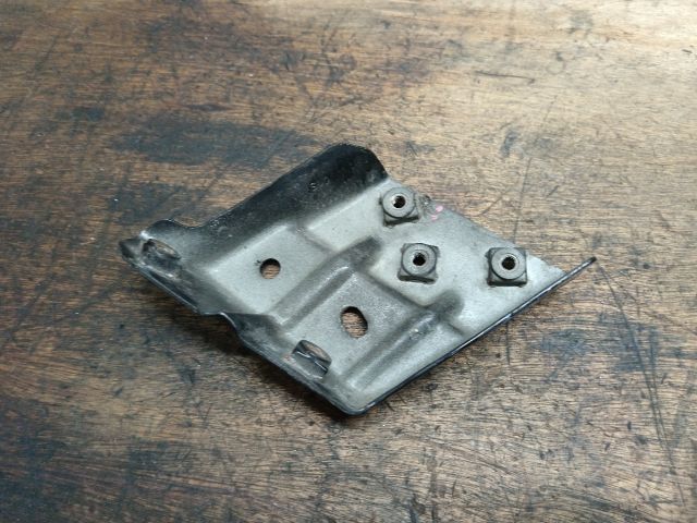 bontott VW TOUAREG Bal Sárvédő Oldaltartó