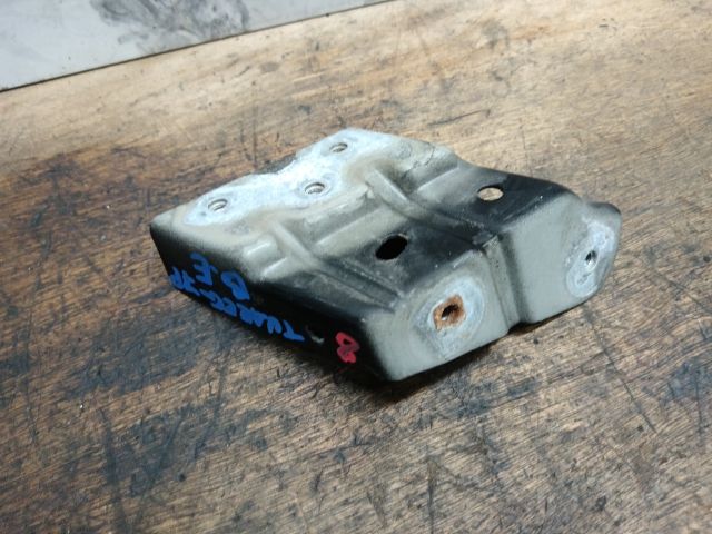 bontott VW TOUAREG Bal Sárvédő Oldaltartó