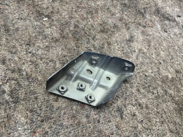 bontott VW TOUAREG Bal Sárvédő Oldaltartó