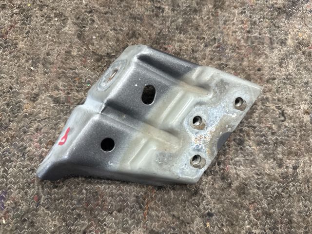 bontott VW TOUAREG Bal Sárvédő Oldaltartó