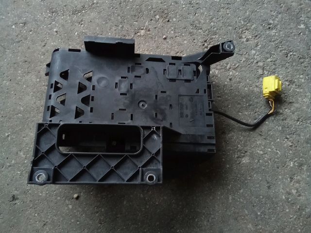 bontott VW TOUAREG Biztosítéktábla Motortér