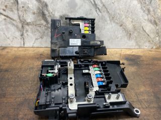 bontott VW TOUAREG Biztosítéktábla Utastér