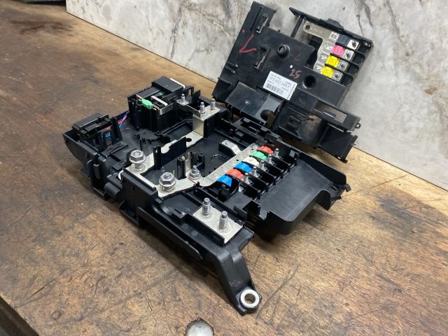 bontott VW TOUAREG Biztosítéktábla Utastér