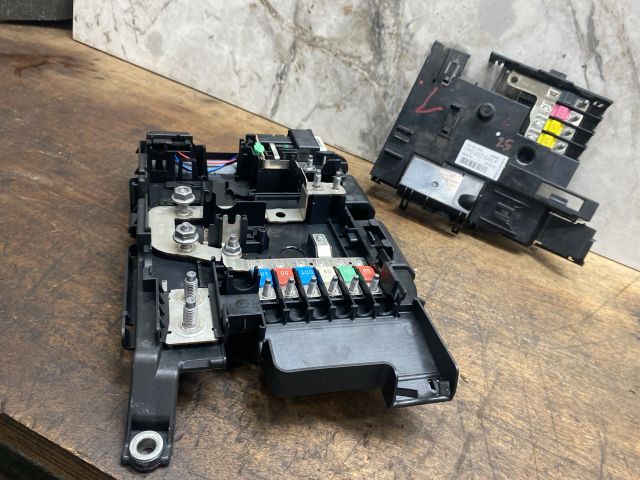 bontott VW TOUAREG Biztosítéktábla Utastér