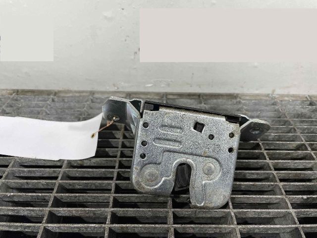 bontott VW TOUAREG Csomagtérajtó Ütköző