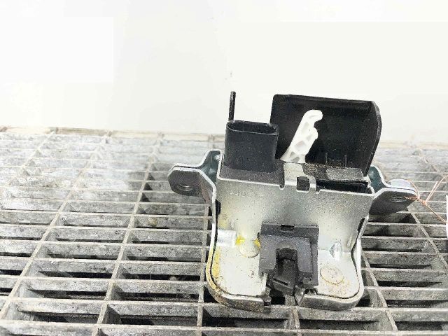 bontott VW TOUAREG Csomagtérajtó Ütköző