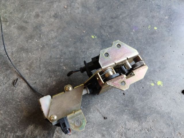 bontott VW TOUAREG Csomagtérajtó Zárszerkezet