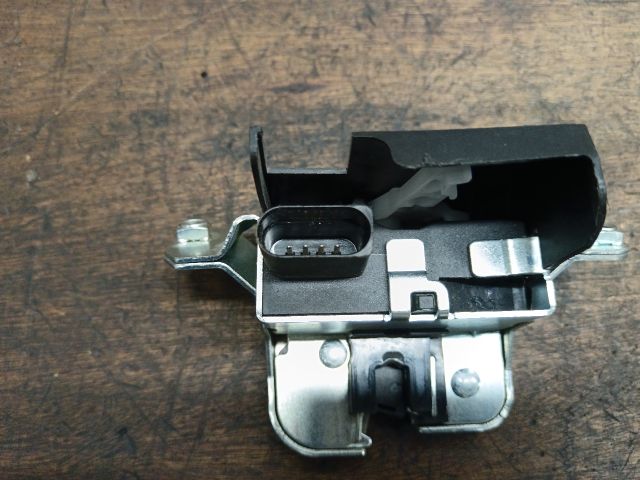 bontott VW TOUAREG Csomagtérajtó Zárszerkezet