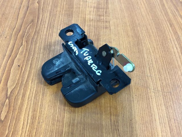 bontott VW TOUAREG Csomagtérajtó Zárszerkezet