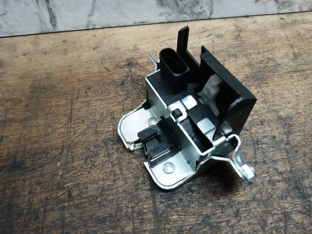 bontott VW TOUAREG Csomagtérajtó Zárszerkezet