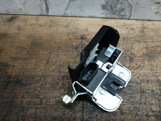 bontott VW TOUAREG Csomagtérajtó Zárszerkezet