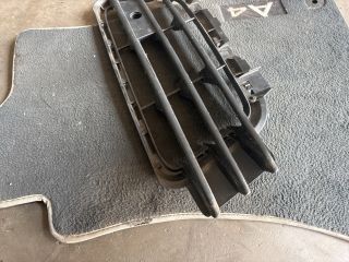 bontott VW TOUAREG Első Lökhárító Jobb Díszrács