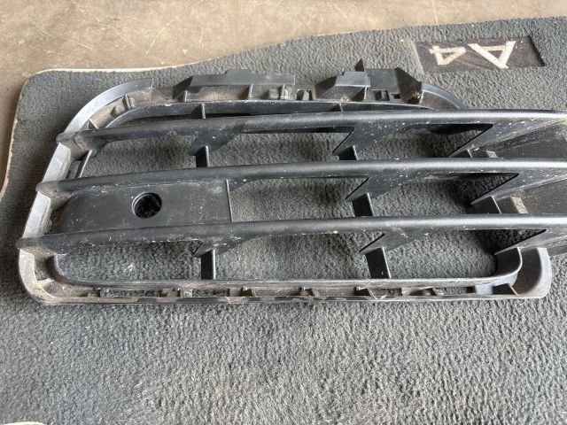 bontott VW TOUAREG Első Lökhárító Jobb Díszrács