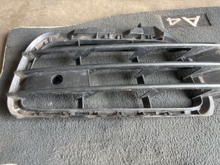 bontott VW TOUAREG Első Lökhárító Jobb Díszrács