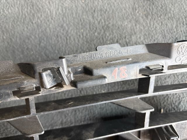 bontott VW TOUAREG Első Lökhárító Jobb Díszrács