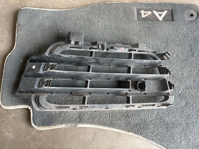 bontott VW TOUAREG Első Lökhárító Jobb Díszrács