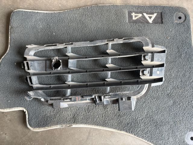 bontott VW TOUAREG Első Lökhárító Jobb Díszrács