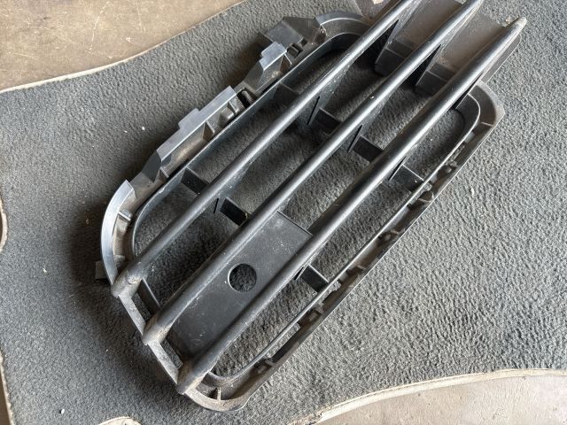 bontott VW TOUAREG Első Lökhárító Jobb Díszrács