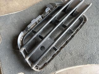 bontott VW TOUAREG Első Lökhárító Jobb Díszrács