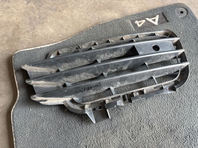 bontott VW TOUAREG Első Lökhárító Jobb Díszrács