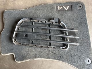 bontott VW TOUAREG Első Lökhárító Jobb Díszrács