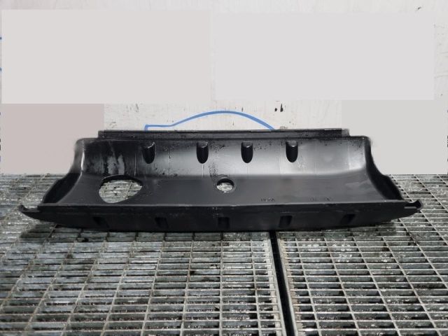 bontott VW TOUAREG Felső Hűtőburkolat