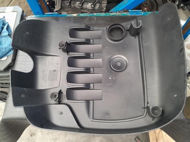 bontott VW TOUAREG Felső Hűtőburkolat