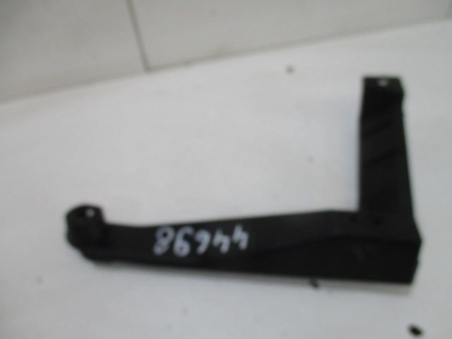 bontott VW TOUAREG Hátsó középső Lökhárító Tartó (Műanyag)