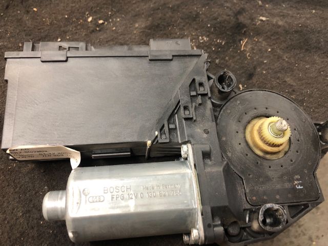 bontott VW TOUAREG Jobb első Ablakemelő Motor