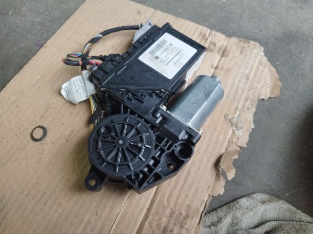 bontott VW TOUAREG Jobb első Ablakemelő Motor
