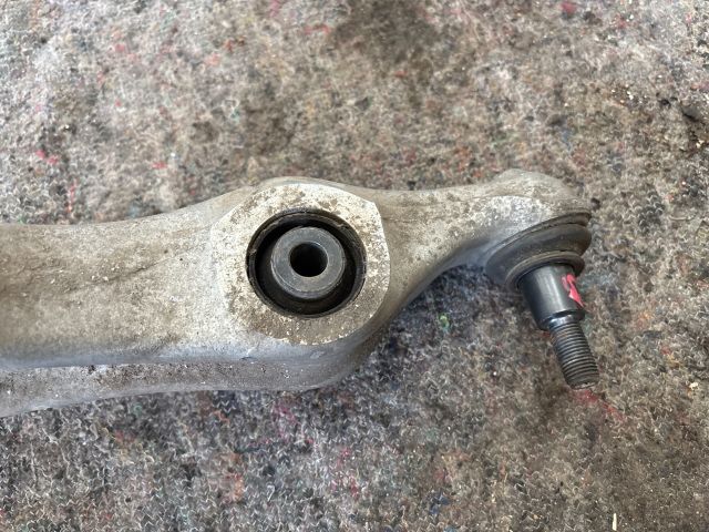 bontott VW TOUAREG Jobb első Alsó Lengőkar