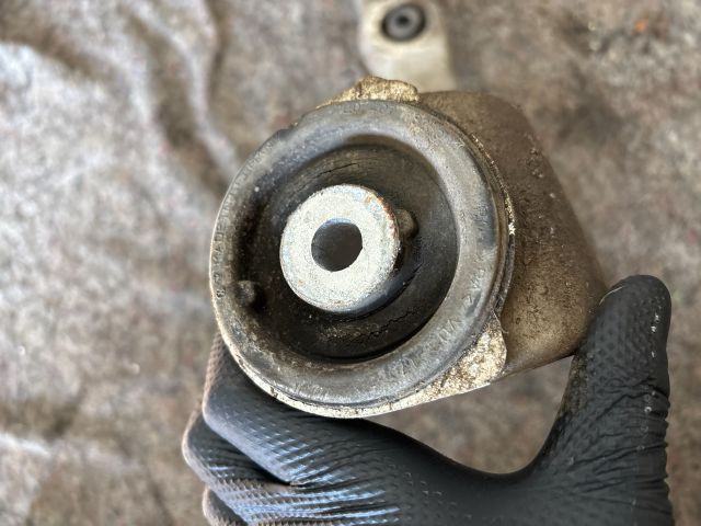 bontott VW TOUAREG Jobb első Alsó Lengőkar