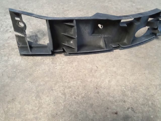 bontott VW TOUAREG Jobb első Lökhárító Tartó (Műanyag)