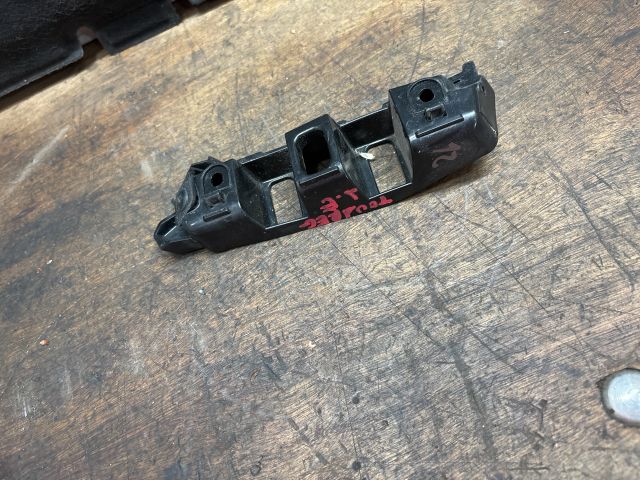 bontott VW TOUAREG Jobb első Oldal Lökhárító Tartó (Műanyag)