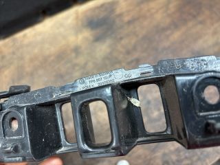 bontott VW TOUAREG Jobb első Oldal Lökhárító Tartó (Műanyag)