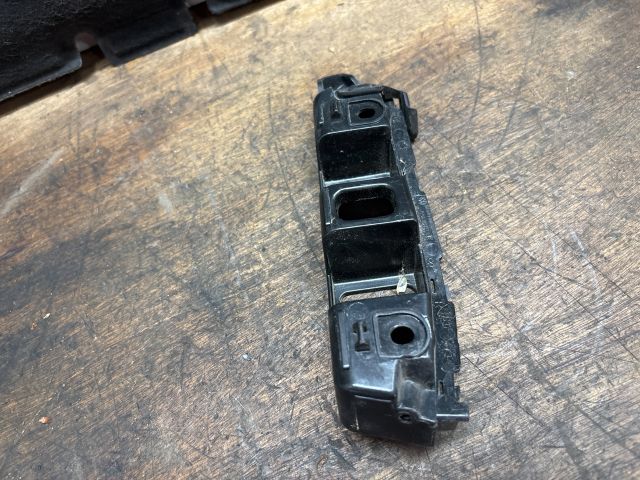 bontott VW TOUAREG Jobb első Oldal Lökhárító Tartó (Műanyag)