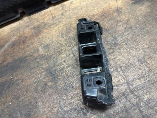 bontott VW TOUAREG Jobb első Oldal Lökhárító Tartó (Műanyag)