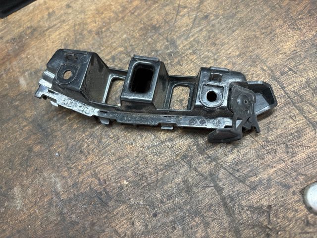 bontott VW TOUAREG Jobb első Oldal Lökhárító Tartó (Műanyag)