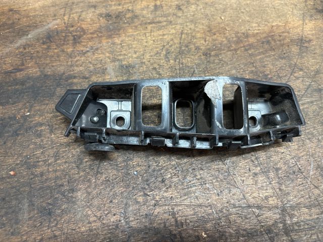 bontott VW TOUAREG Jobb első Oldal Lökhárító Tartó (Műanyag)