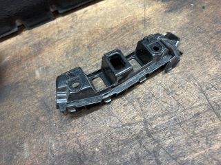 bontott VW TOUAREG Jobb első Oldal Lökhárító Tartó (Műanyag)