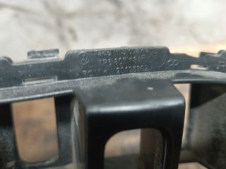 bontott VW TOUAREG Jobb első Oldal Lökhárító Tartó (Műanyag)