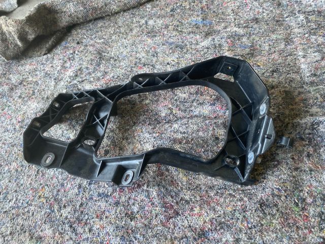 bontott VW TOUAREG Jobb Fényszóró Tartó