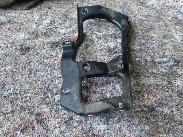 bontott VW TOUAREG Jobb Fényszóró Tartó