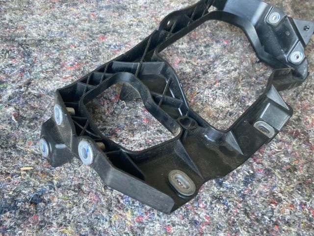 bontott VW TOUAREG Jobb Fényszóró Tartó