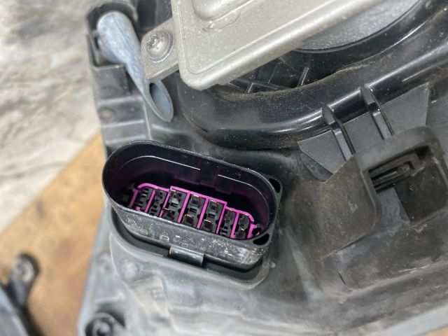 bontott VW TOUAREG Jobb Fényszóró