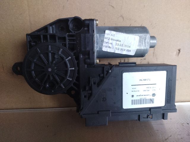 bontott VW TOUAREG Jobb hátsó Ablakemelő Motor